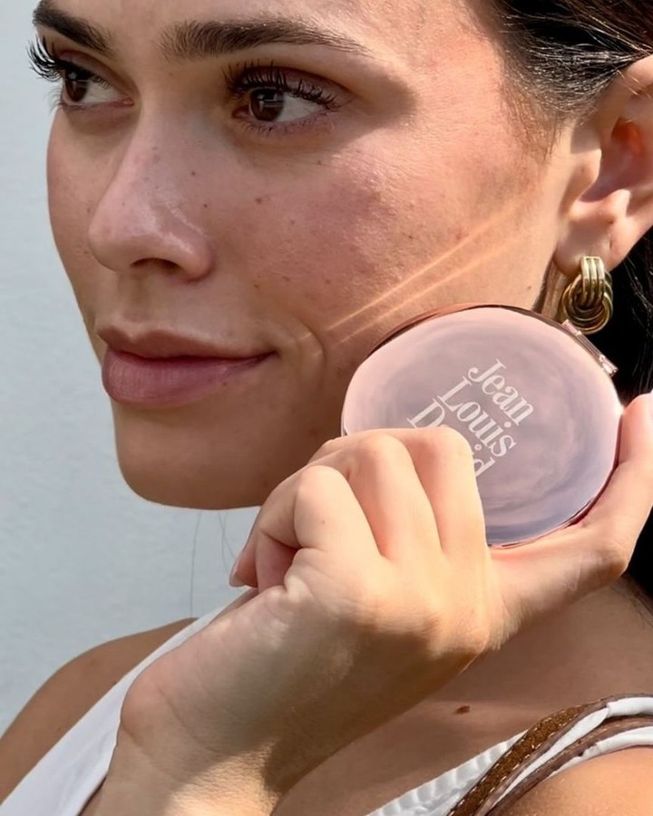 Nos sumamos un año más a la lucha contra el cáncer de mama.
¿Quieres aportar tu granito de arena? Así puedes ayudar:
⠀⠀⠀⠀⠀⠀⠀⠀⠀⠀
• Dona tu cabello en el salón Jean Louis David: si cortas un mínimo de 30 cm, el corte es gratuito. Nosotros gestionamos la donación para convertirla en pelucas solidarias destinadas a mujeres que lo necesitan.✂️
⠀⠀⠀⠀⠀⠀⠀⠀⠀⠀
• Compra la pulsera solidaria en el salón de @jeanlouisdavid.santandreu : 100 % de los beneficios se destina a la investigación para la prevención y el tratamiento del cáncer de mama junto a @geicam_
⠀⠀⠀⠀⠀⠀⠀⠀⠀⠀
Unidos llegamos más lejos. Gracias por sumarte. ❤️
⠀⠀⠀⠀⠀⠀⠀⠀⠀⠀
#CáncerDeMama #LuchaContraElCáncer #Solidaridad #JeanLouisDavid #GEICAM #DonaciónDeCabello #PulseraSolidaria