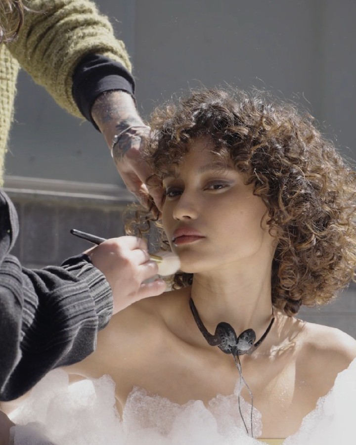 ¡Crear una nueva campaña es todo un desafío!💪 
Personas apasionadas y decenas de profesiones diferentes se unen para lograr un resultado audaz.🚀 
⠀⠀⠀⠀⠀⠀⠀⠀⠀⠀
¿Quieres saber qué hay detrás? 👉 Te mostramos una pequeña recopilación: rodajes, tomas, nuevos estilos, mucho trabajo… y la satisfacción del proyecto terminado.
⠀⠀⠀⠀⠀⠀⠀⠀⠀⠀
Lo hacemos para que tú lo disfrutes. ¡No te lo pierdas!😉 
⠀⠀⠀⠀⠀⠀⠀⠀⠀⠀
#HairCampaign #Estilismo #Peinado #Creatividad #EquipoCreativo #BeautyCampaign #LooksDeCampaña #HairStudio #Inspiración