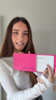 ✨ ¡Estas Navidades, regala mucho más que un objeto: regala momentos inolvidables y pura belleza! ✨
⠀⠀⠀⠀⠀⠀⠀⠀⠀⠀
La Gift Card Jean Louis David es el detalle perfecto para sorprender a esas personas especiales. Imagina su alegría al disfrutar de una experiencia de belleza totalmente personalizada: un cambio de look espectacular, un color profesional que realce su estilo, un tratamiento de hidratación profunda o un peinado especial para brillar.
⠀⠀⠀⠀⠀⠀⠀⠀⠀⠀
¡Un lujo para quienes más quieres! 💖
⠀⠀⠀⠀⠀⠀⠀⠀⠀⠀
Haz que esta Navidad sea inolvidable. 🎁
Pide tu tarjeta regalo directamente en nuestro salón @jeanlouisdavid.santandreu 
¡Te esperamos!
⠀⠀⠀⠀⠀⠀⠀⠀⠀⠀
#JeanLouisDavidSantAndreu #GiftCardBelleza #RegalosNavidad #ExperienciaDeBelleza #CambioDeLook #PeluqueriaProfesional #NavidadConEstilo #RegalaBelleza #JeanLouisDavid #SantAndreu